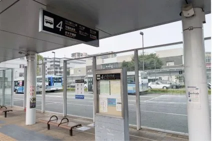 つくばセンター4番のりばから、「荒川沖駅西口行」の関東鉄道バスに乗車します。
