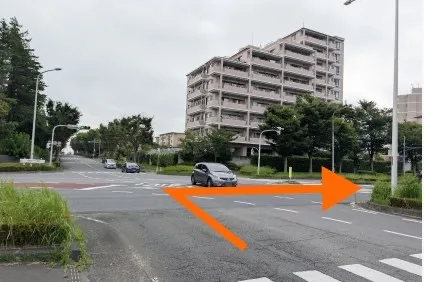 「吾妻4丁目西」交差点で右折し、学園東大通りを荒川沖・JAXA方面へ進みます。