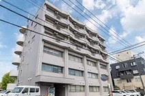 真っ直ぐ進むと右手に当事務所があります。