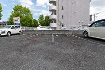 事務所横駐車場の29番が当事務所の来訪者様用駐車場です。2台以上でご来所の場合は事前にお伝えください。