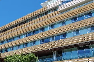 公的機関の相談窓口が入る建物の外観