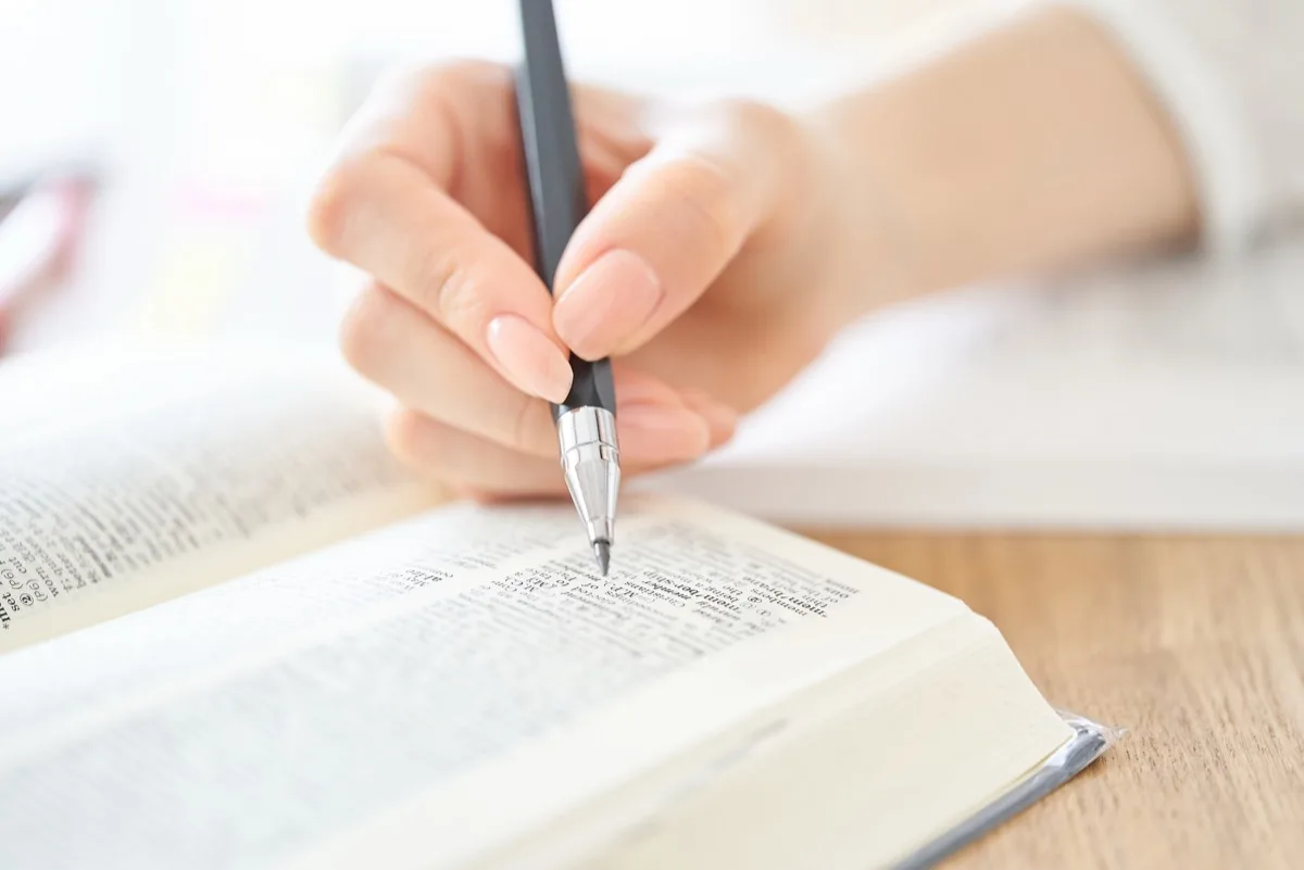 勤務時間内に学習する様子