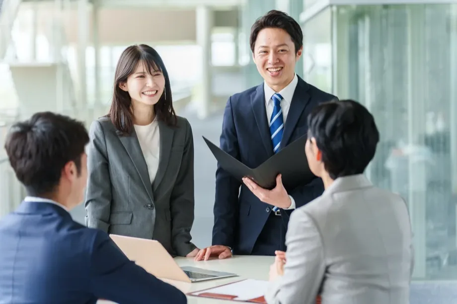 打ち合わせで意見を交わす所内のメンバー