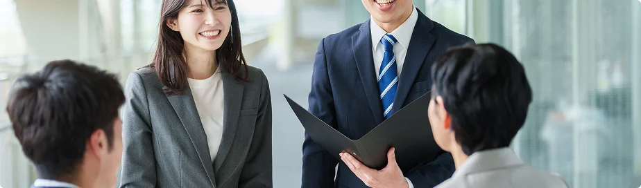 笑顔で打ち合わせをする所内のメンバー